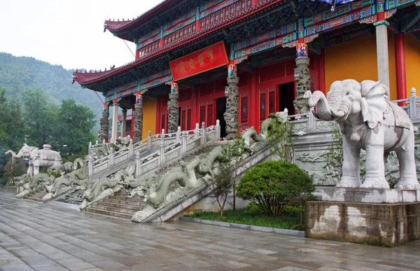 Eingang zu einem buddhistischen Tempel in Jiuhuashan, China — Stockfoto