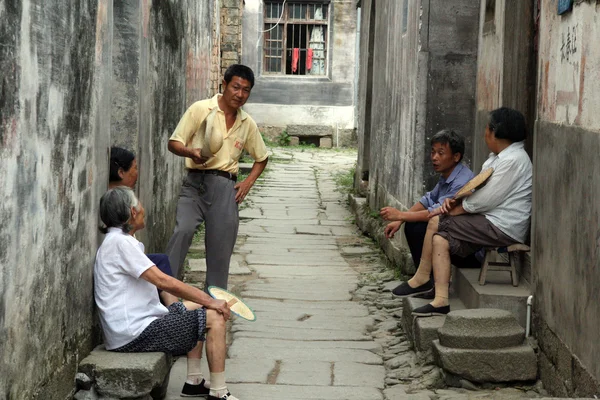 Groep van oudere dorpelingen, anhui province, china — Stockfoto