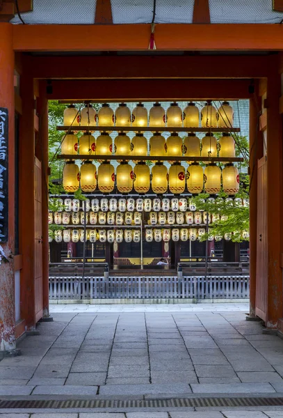 Entrée du sanctuaire shintoïste avec des rangées de lanternes en papier coloré, ky — Photo