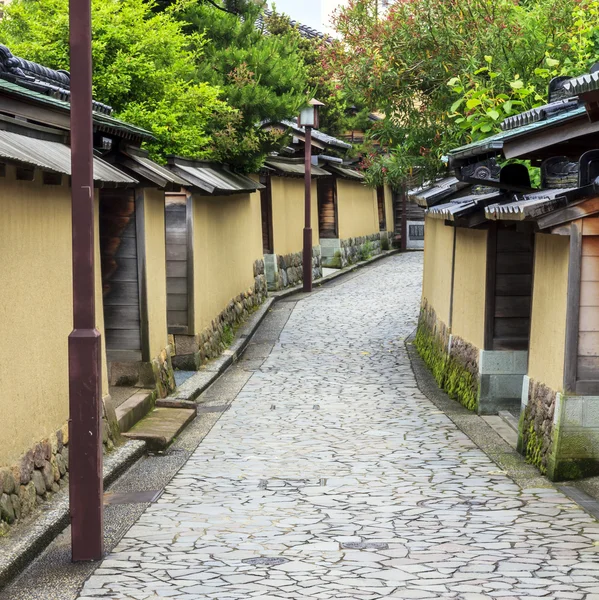 Una strada nel vecchio quartiere dei samurai a Kanazawa, Giappone — Foto Stock