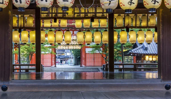 Righe di lanterne colorate di carta a shinto shtine, kyoto, japan — Foto Stock