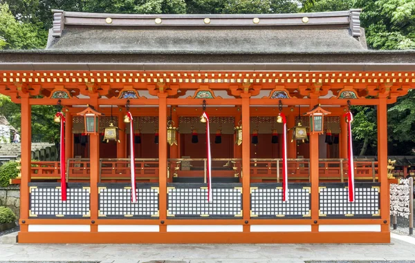 Arquitectura tradicional sintoísta y faroles de piedra en Fushimi In — Foto de Stock