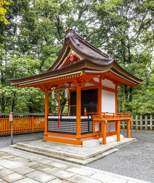 Arquitectura tradicional sintoísta y faroles de piedra en Fushimi In — Foto de Stock