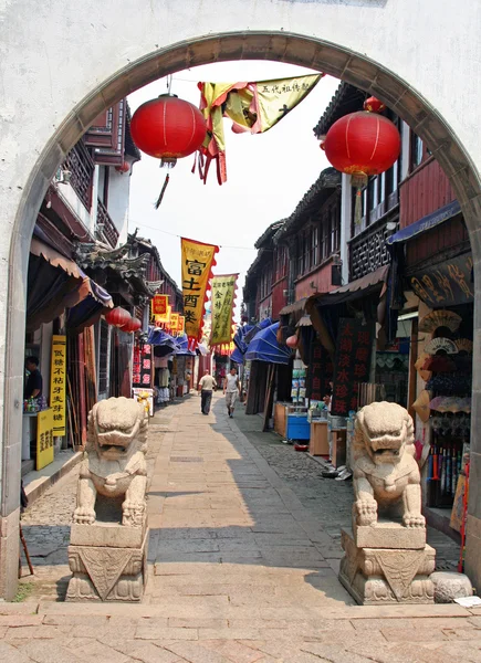 Paisaje de Tongli watertown con barcos tradicionales y casco antiguo —  Fotos de Stock