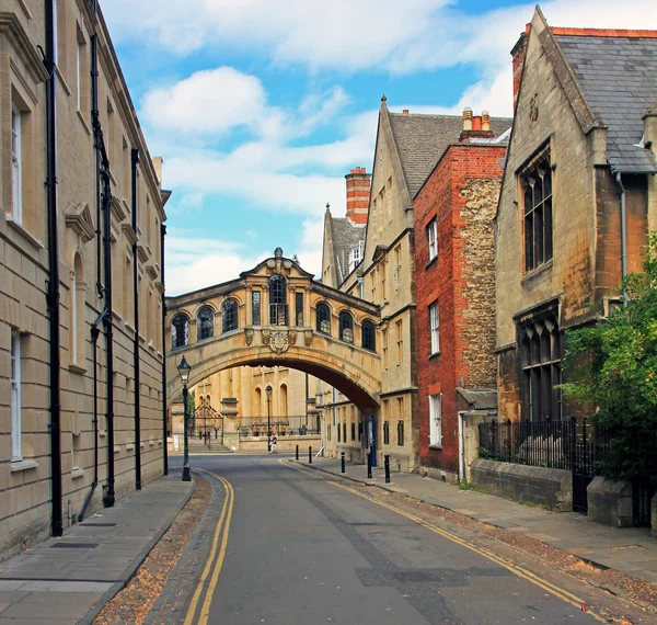 The characteristic Bridge of Sighs and surrounding houses, oxfor — Stock Photo, Image