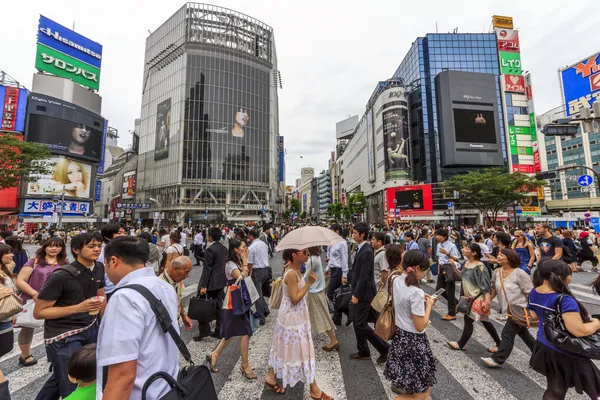 Menigte van mensen bij shibuya kruising in tokyo, japan. — Stockfoto