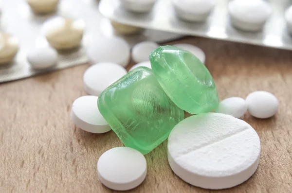 Tablet hap ahşap zemin üzerinde kapat