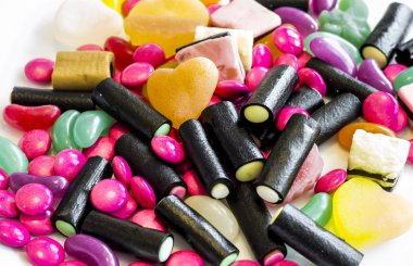 Beyaz tabak içinde izole şekerler