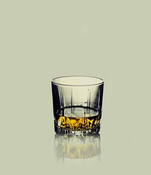 Винтажный стакан виски — стоковое фото