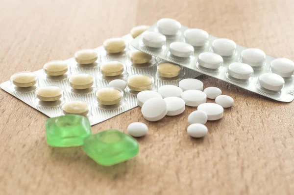 Tablet hap ahşap zemin üzerinde kapat