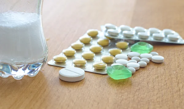 Tablet hap ahşap zemin üzerinde kapat