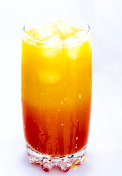 Şeftali meyve suyu cam üzerinde beyaz bir arka plan kesme izole