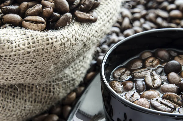 yün çanta dolusu kahve çekirdekleri ile