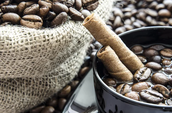 Vlněný pytel plný zrnkové kávy — Stock fotografie