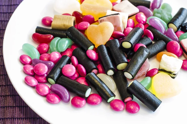 Beyaz tabak içinde izole şekerler