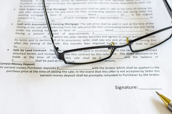 Document with signature and pen — Stock Photo, Image