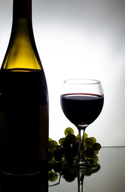 zarif bir bardak kırmızı şarap