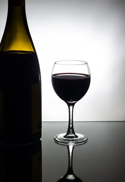 zarif bir bardak kırmızı şarap