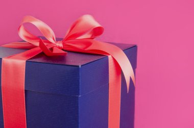 izole kırmızı kurdele ile mavi hediye kutusu