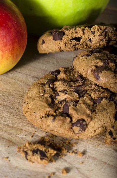 ahşap masa üstünde kurdele ile sarılı bayram Çikolata parçalı kurabiye makro. çikolatalı kurabiye