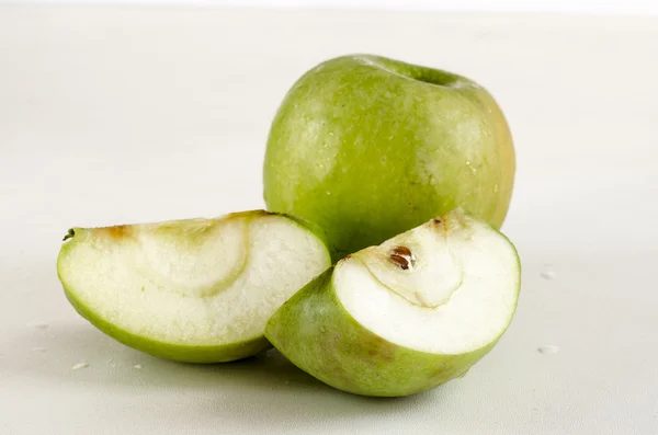 Beyaz arkaplanda yeşil elma