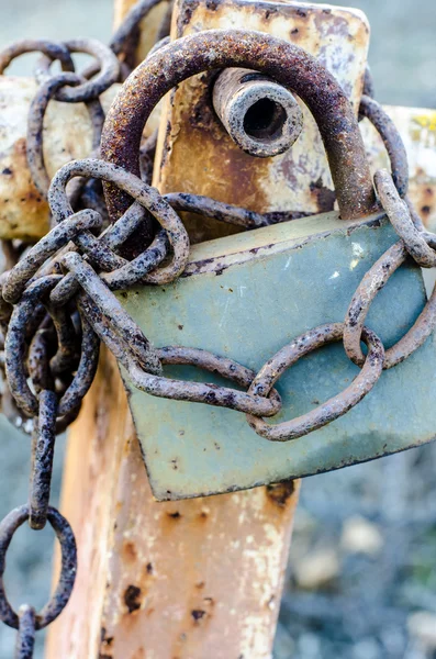 eski paslı kilit tutan zinciri