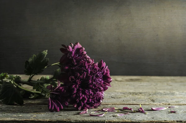 ahşap masa üzerinde çiçek