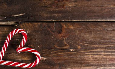 Ahşap masada noel süsü