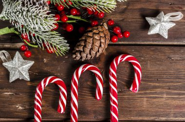 Ahşap masada noel süsü