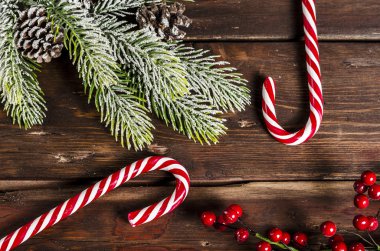 Ahşap masada noel süsü