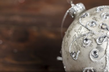 Ahşap masada noel süsü