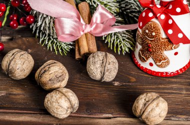 Ahşap masada noel süsü