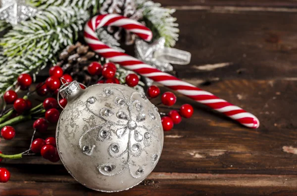 Decoração de Natal na mesa de madeira — Fotografia de Stock