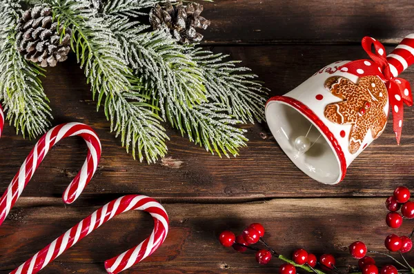 Decoración de Navidad en mesa de madera — Foto de Stock