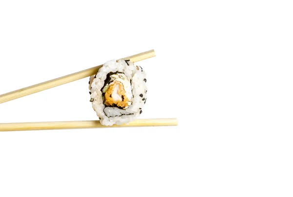 Beyaz arka plan üzerinde izole yemek çubukları ile suşi Japon deniz ürünleri