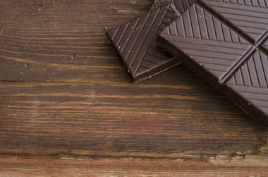 Bitter çikolata, toz kakao, Fransız macaron ve tarçın ahşap tablo