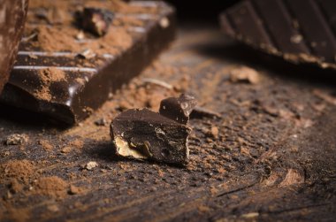 Bitter çikolata, toz kakao, Fransız macaron ve tarçın ahşap tablo