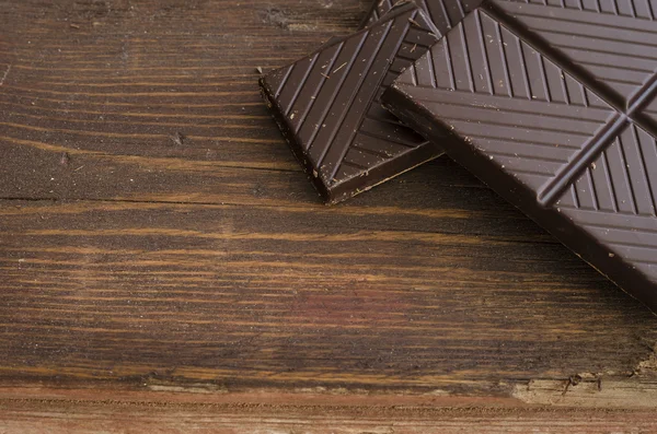 Bitter çikolata, toz kakao, Fransız macaron ve tarçın ahşap tablo