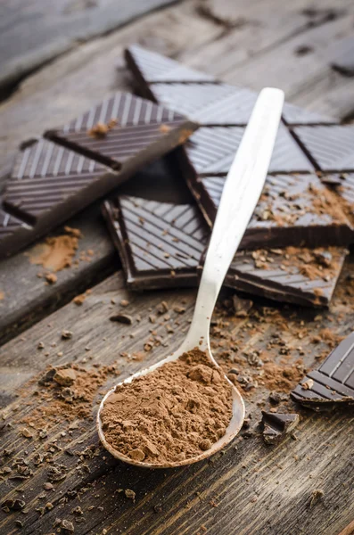 Bitter çikolata, toz kakao, Fransız macaron ve tarçın ahşap tablo