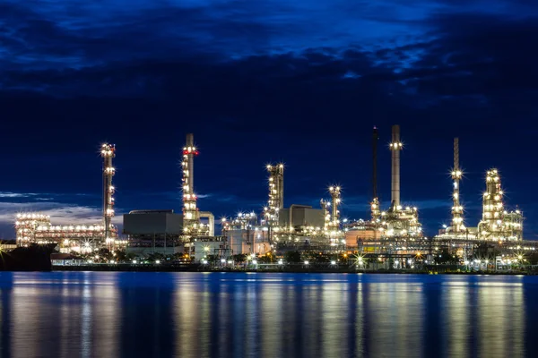 Oil refinery plant area at twilight — Stock Photo, Image