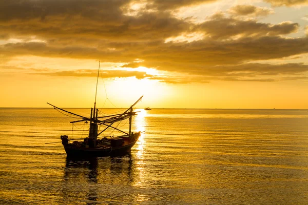 Barco ao nascer do sol — Fotografia de Stock