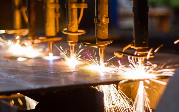 Corte a GPL CNC com faíscas de perto — Fotografia de Stock