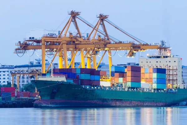 Industriële container lading vrachtschip met kraan werken. — Stockfoto