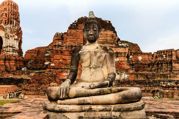 Статуя Тайского Будды в Ват Махатаде, Таиланд Аюттхая — стоковое фото