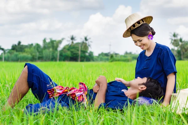 Pareja agricultora en traje de agricultor en campos de arroz — Foto de Stock
