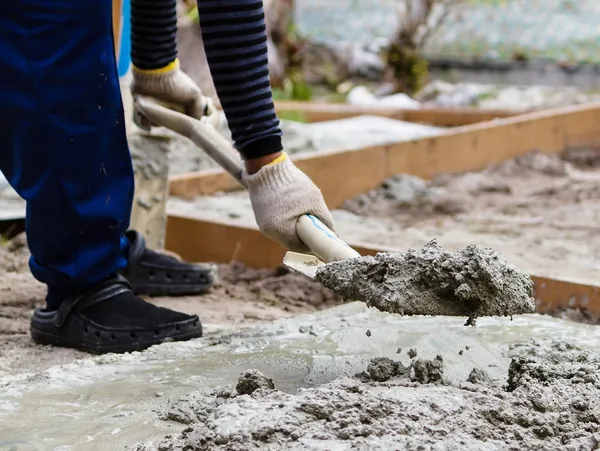 Construction worker mixing cement — Stock Photo, Image