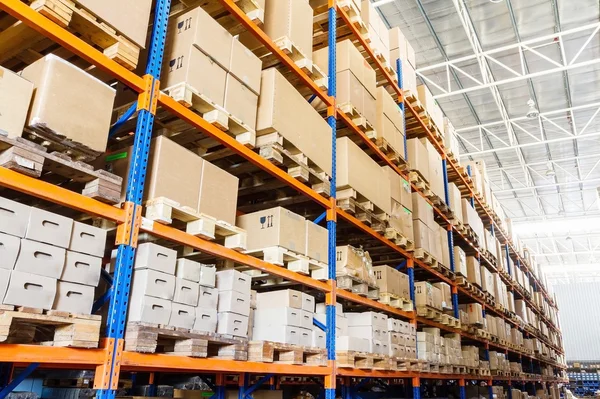 Filas de estantes con cajas en almacén moderno — Foto de Stock