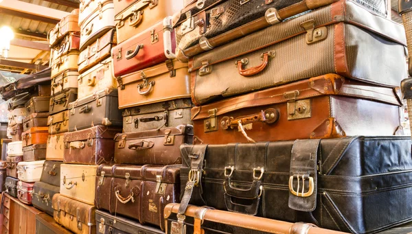 Stapel van oude vintage zak koffers — Stockfoto