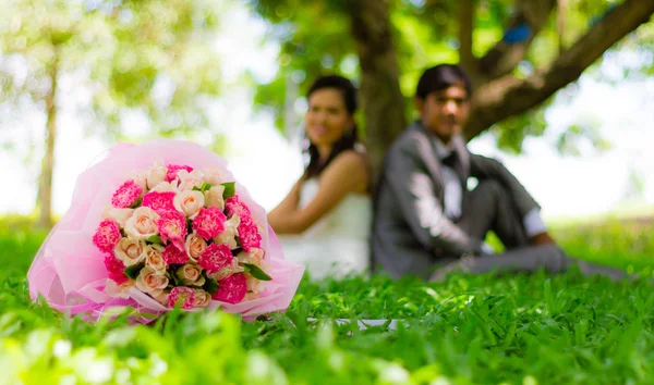 Γαμήλιο ζεύγος με λουλούδι — Φωτογραφία Αρχείου