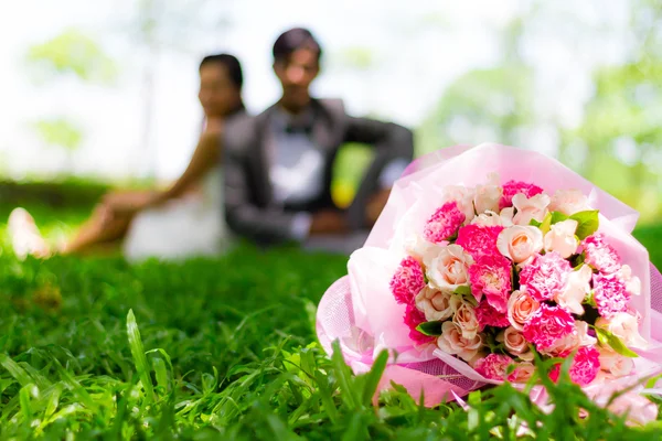 Pareja de boda con flor — Foto de Stock